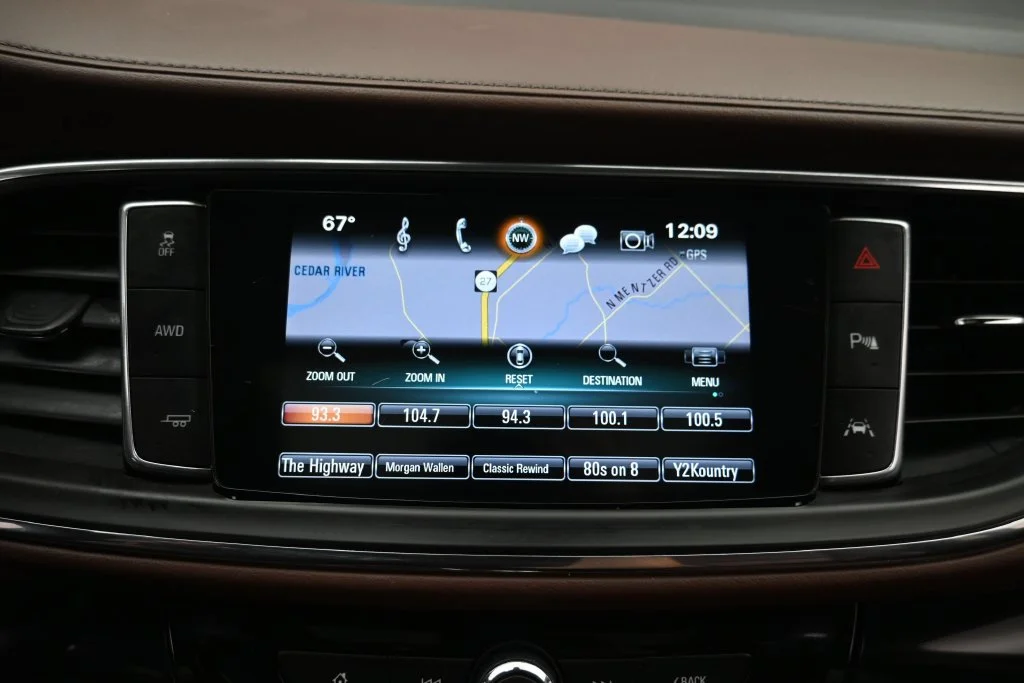 Used 2018 White Buick Avenir image 22