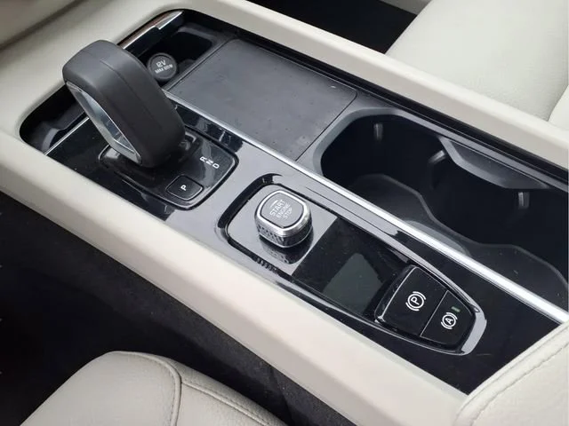 Used 2022  Volvo Momentum image 12