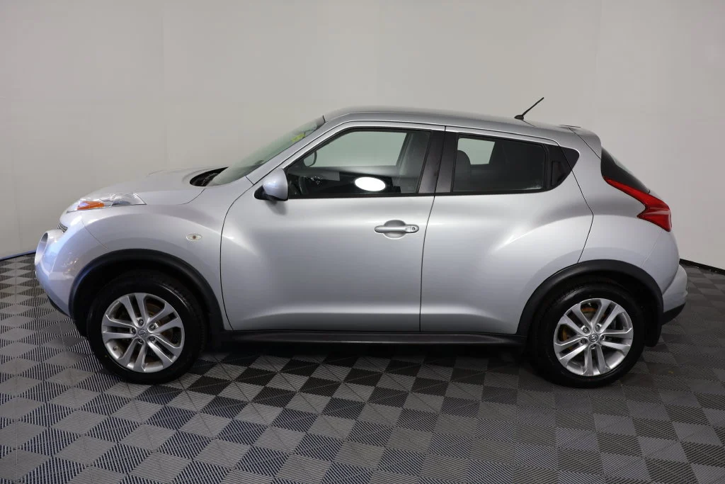 Used 2014 Brilliant Silver Nissan S image 5