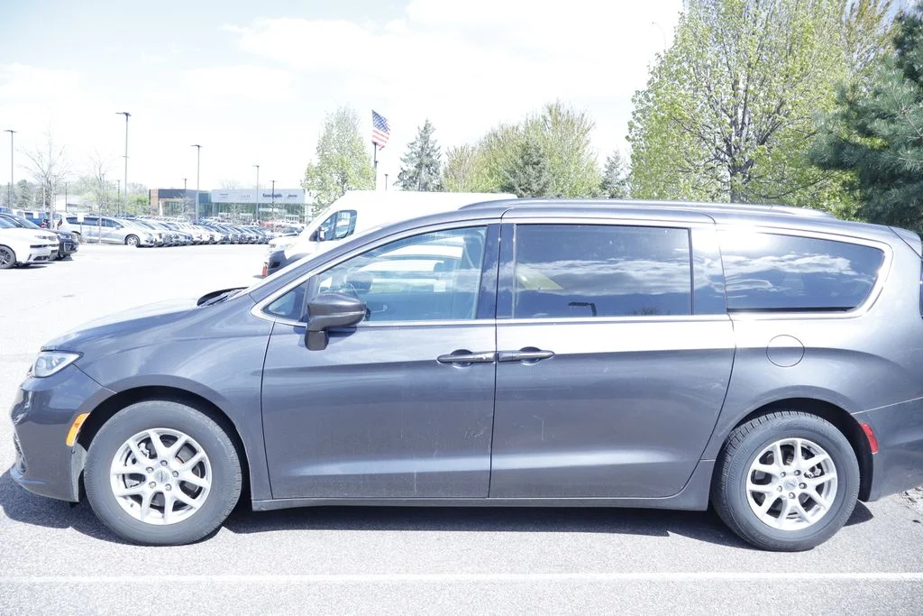 Used 2022 Chrysler Pacifica Touring L with VIN 2C4RC1BG2NR176477 for sale in Coon Rapids, Minnesota