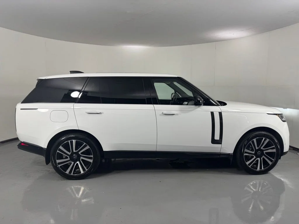 Used 2025 Fuji White Land Rover SE image 4