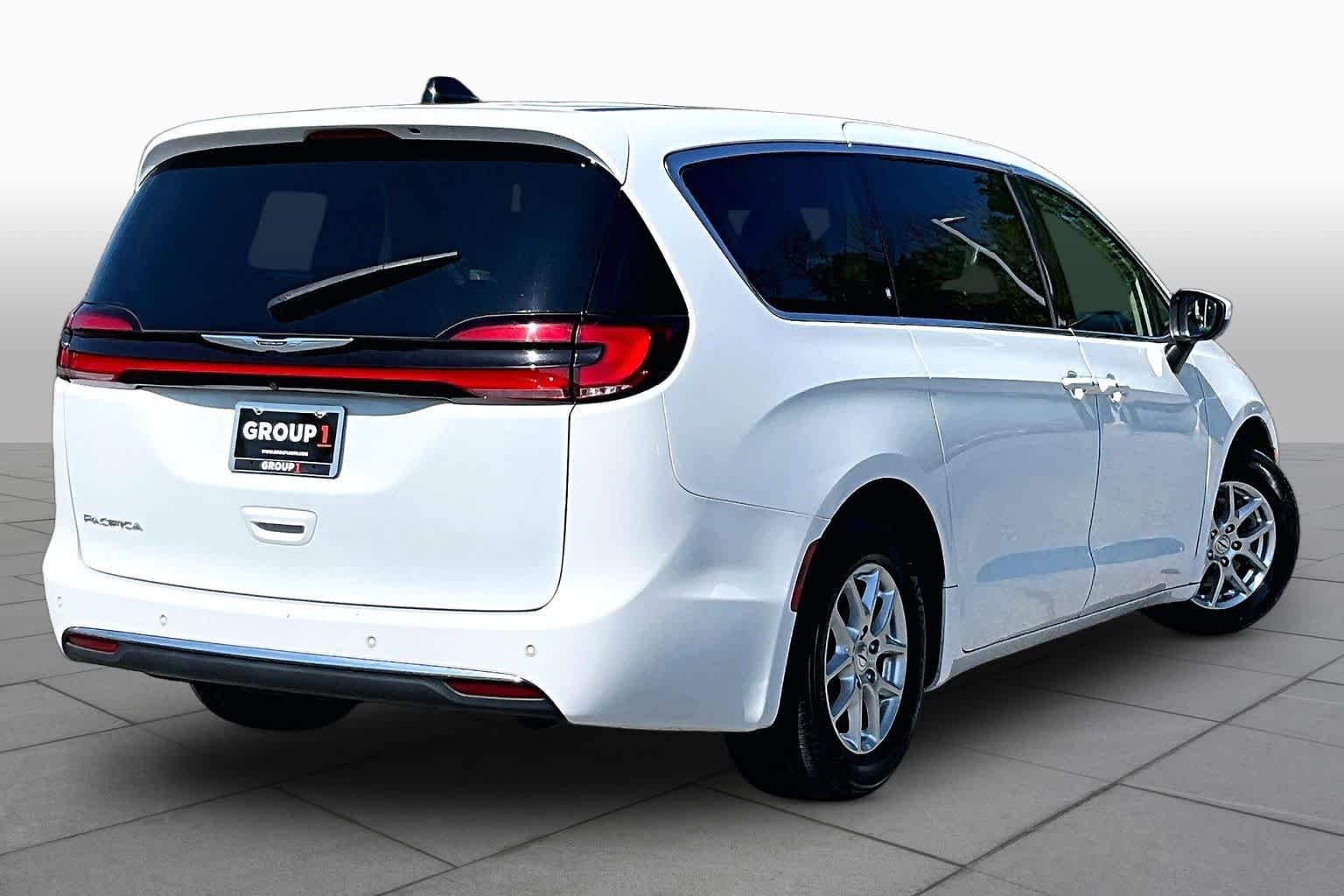 Used 2023 Bright White Clearcoat Chrysler Touring L image 13