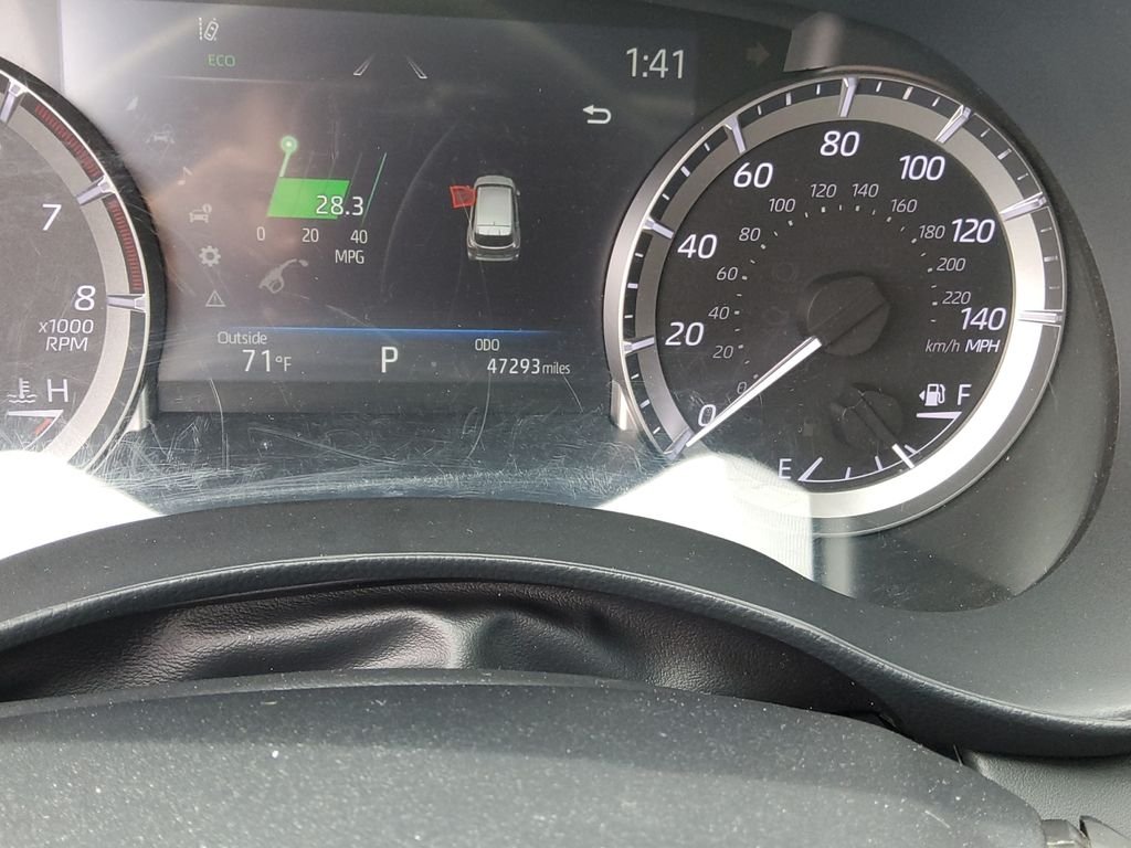 Used 2023  Toyota L image 10
