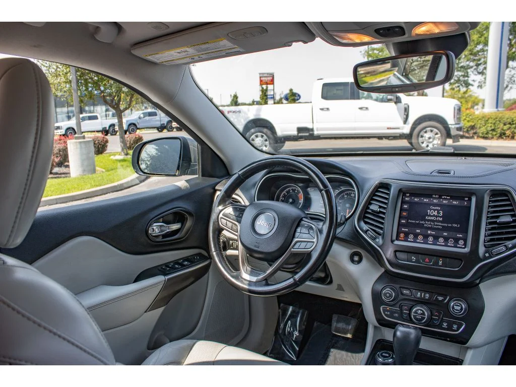 Used 2021 Sting-Gray Clearcoat Jeep Latitude Lux image 22