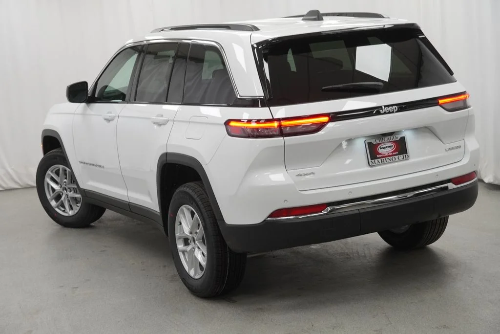 New 2026 Bright White Clear-Coat Exterior Paint Jeep Laredo image 11
