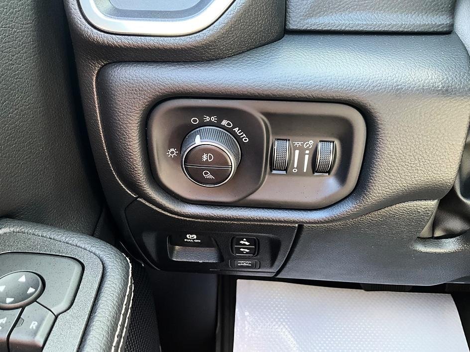 New 2026 Bright White Clear-Coat Exterior Paint RAM Laramie image 17