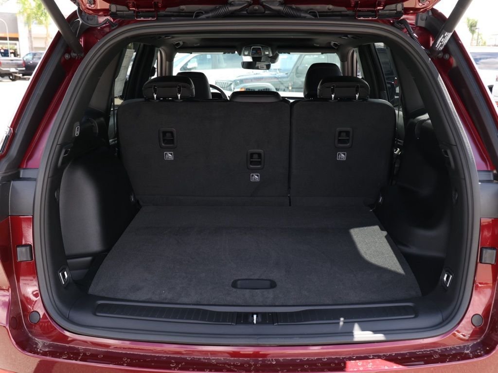 New 2026 Velvet Red Pearl-Coat Exterior Paint Jeep Laredo Altitude image 15