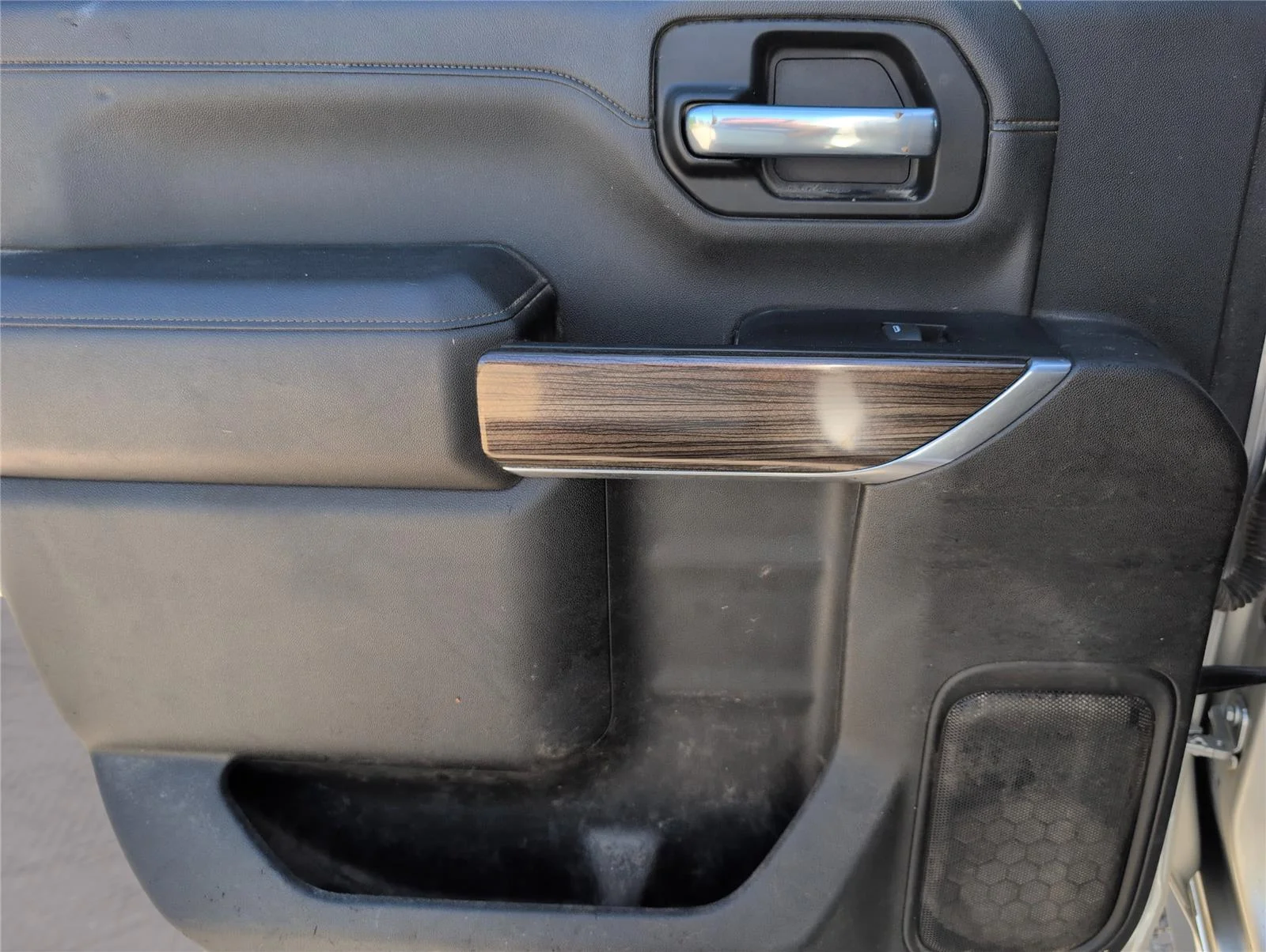 Used 2023 Silver Ice Metallic Chevrolet LT image 30