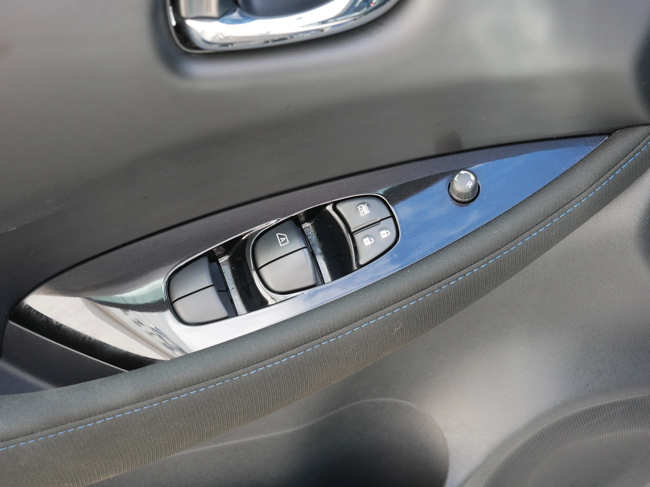 Used 2025 Brilliant Silver Metallic Nissan SV PLUS image 19