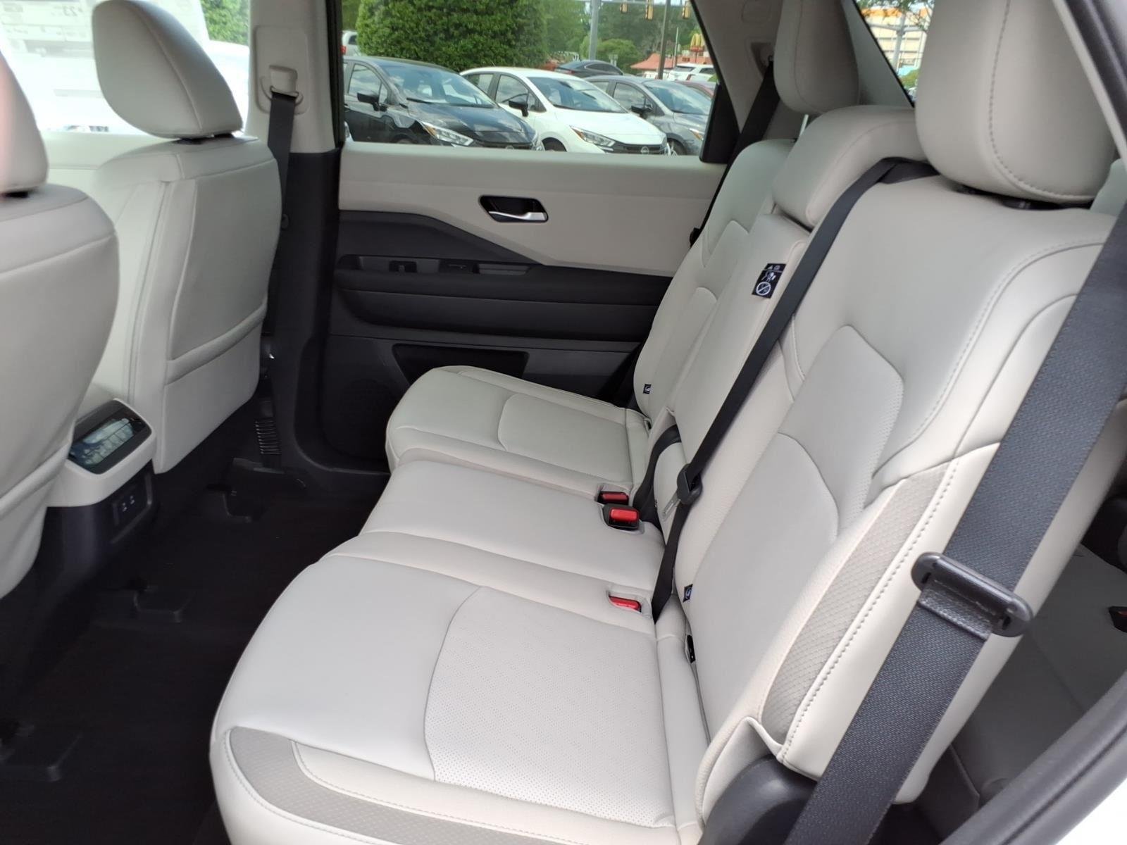 New 2026 Everest White Pearl TriCoat Nissan SL image 21