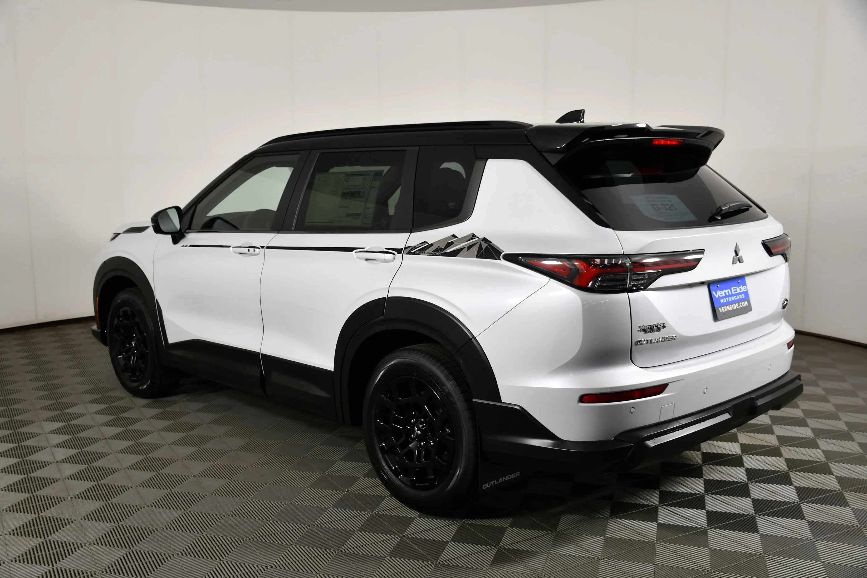 New 2026 White Diamond/Black Roof Mitsubishi Trail Edition image 8