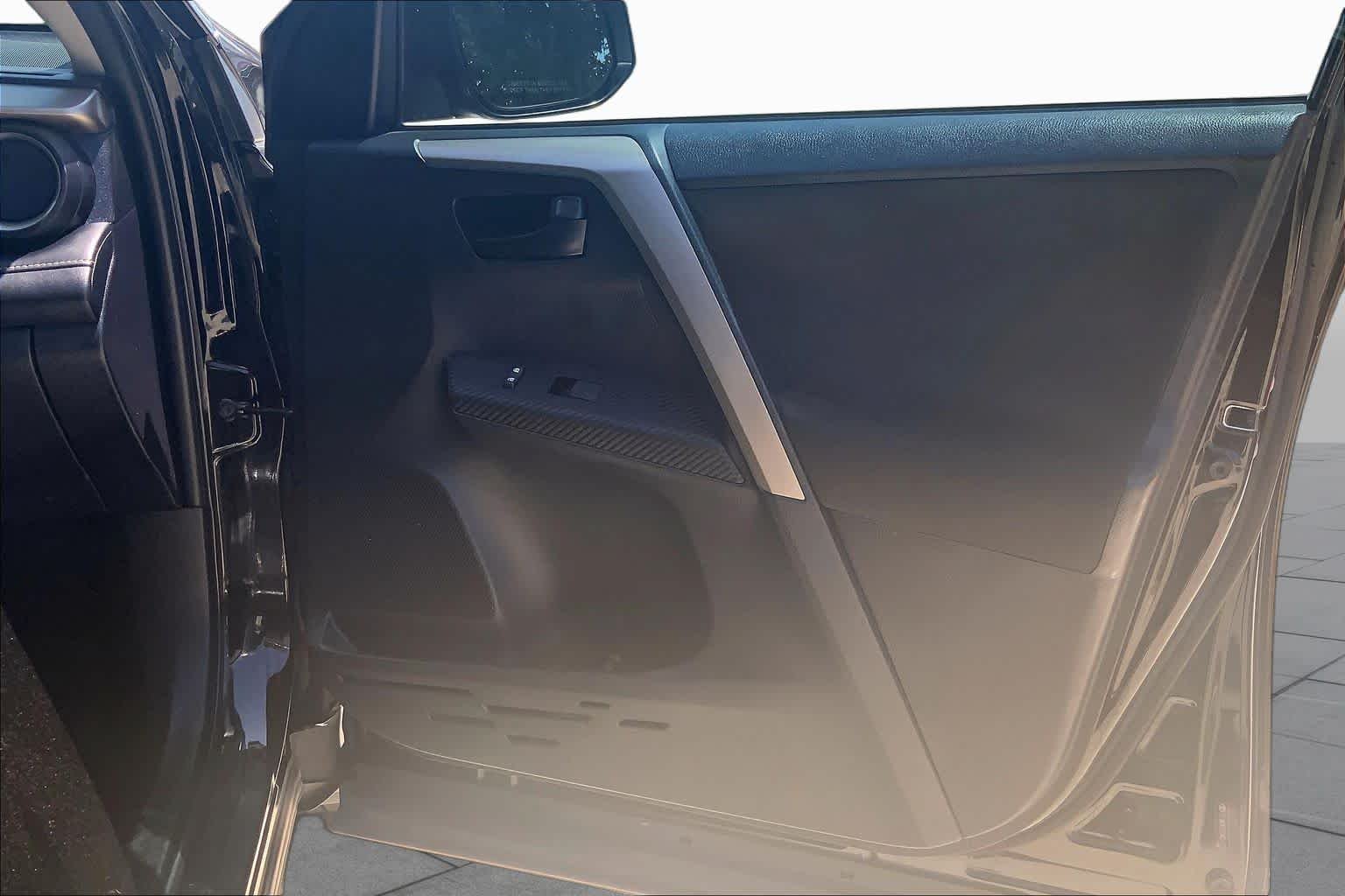 Used 2013 Black Toyota XLE image 22