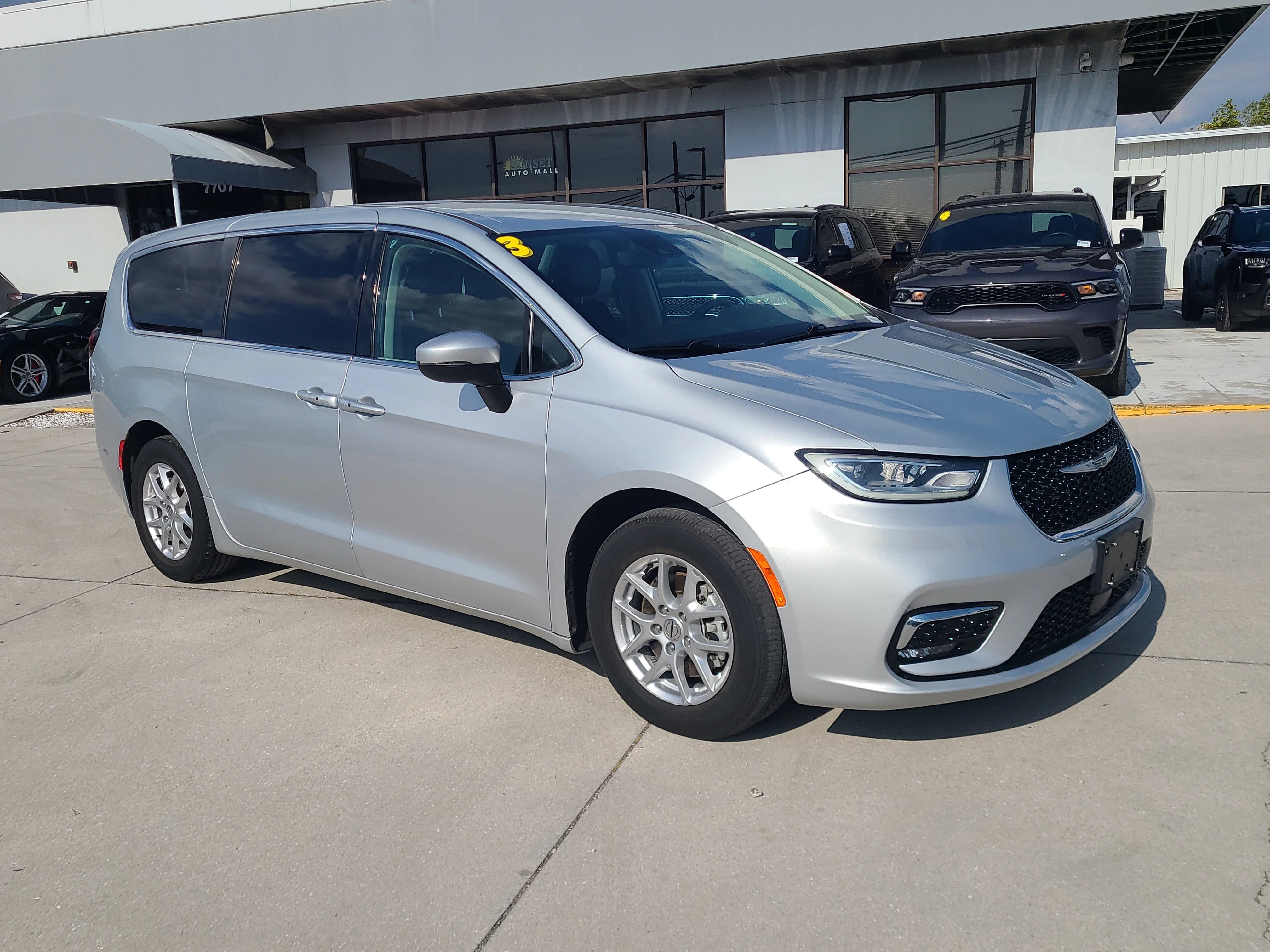 2023 Chrysler Pacifica Touring L's photo
