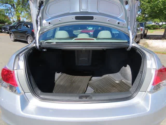 Used 2008 Alabaster Silver Metallic Honda  image 9