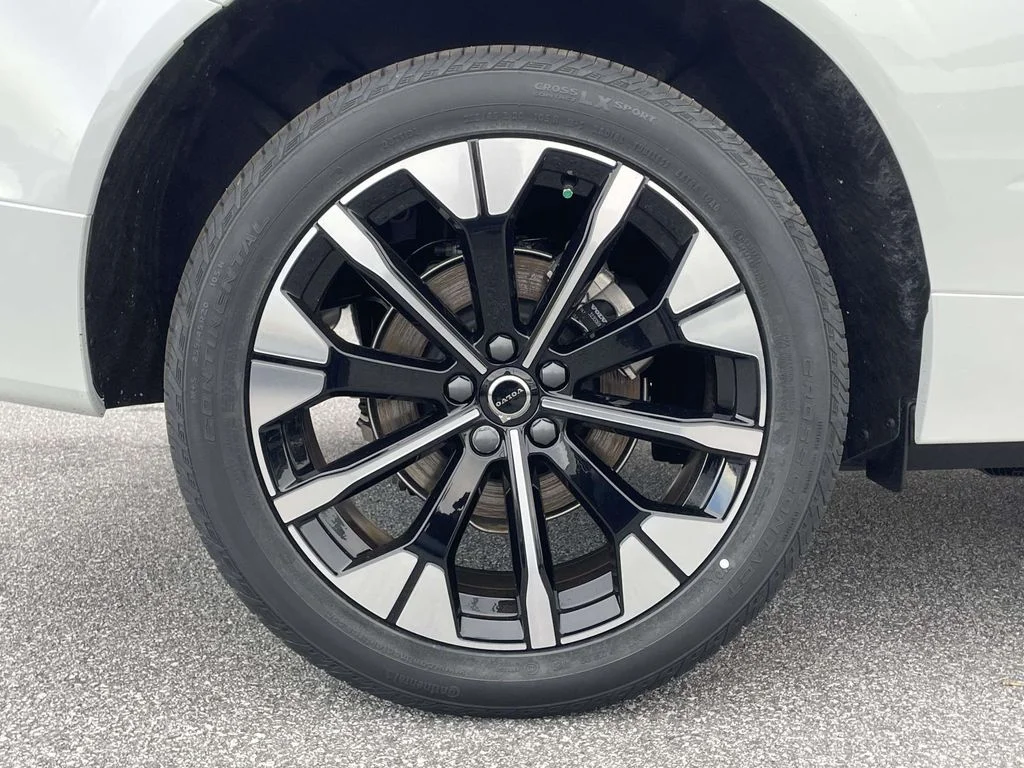 New 2026 Crystal White Volvo Plus image 31