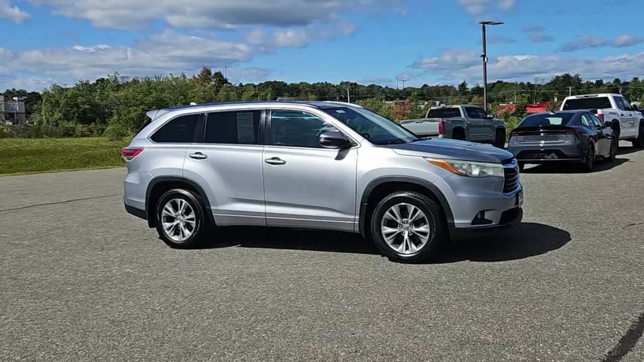 Used 2015 Silver Sky Metallic Toyota XLE image 5