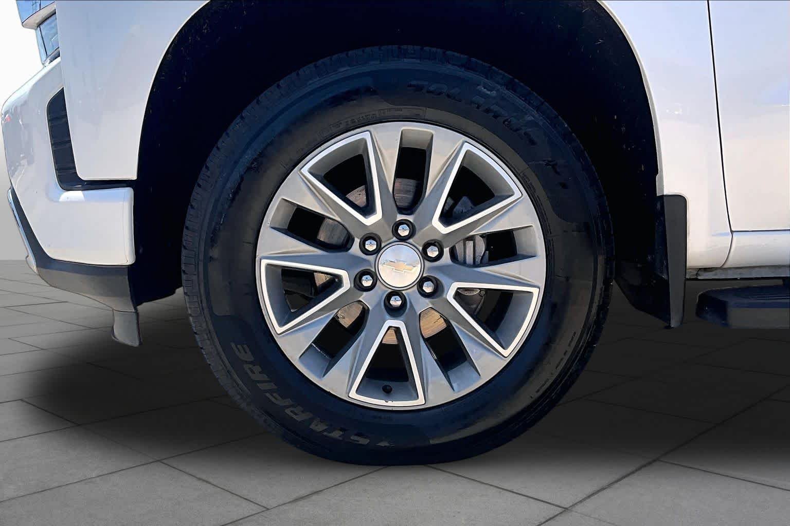 Used 2022 Iridescent Pearl Tricoat Chevrolet High Country image 11