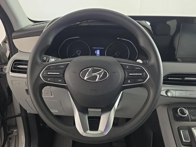 Used 2022 Silver Hyundai SE image 12