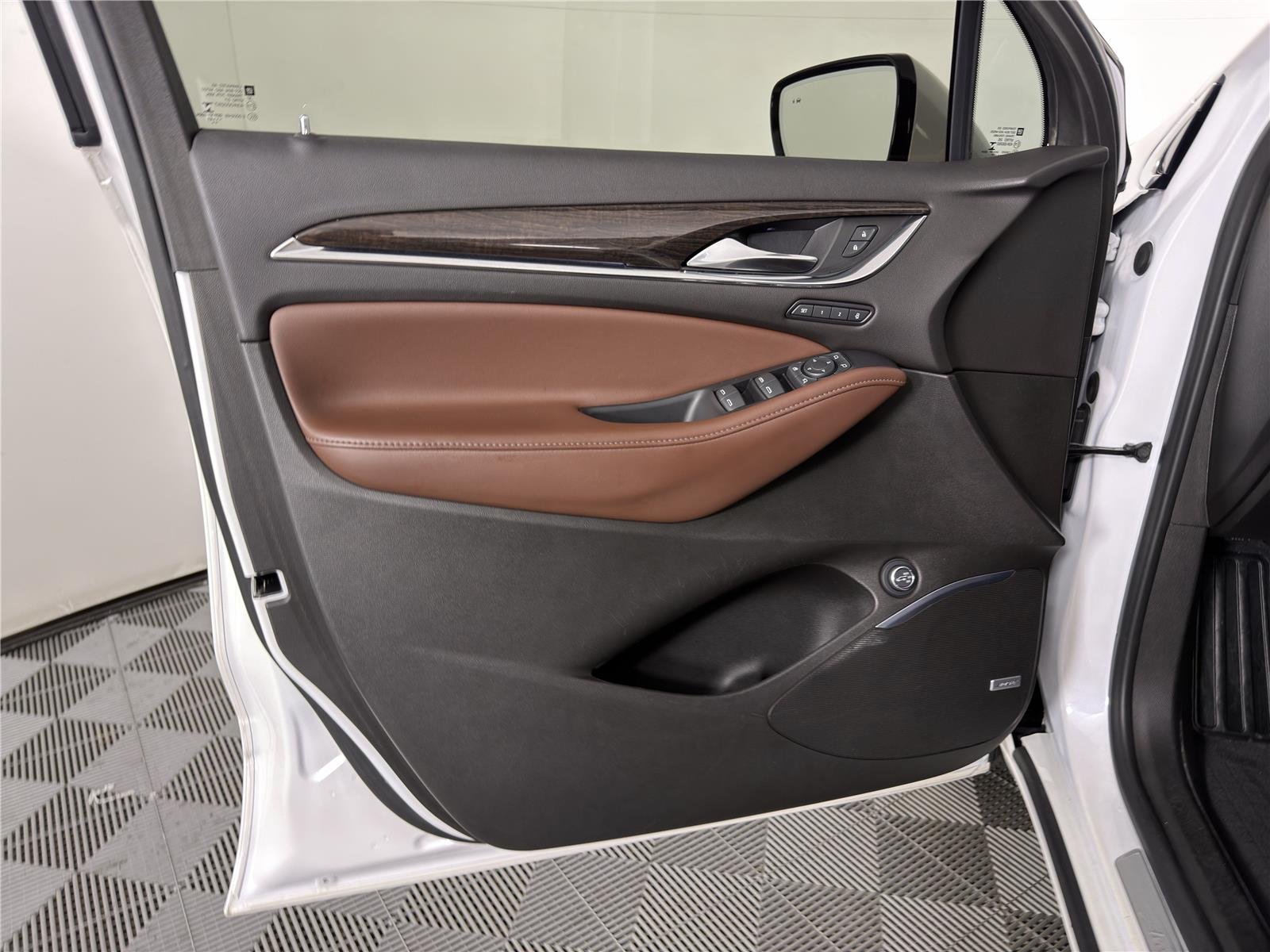 Used 2021 WHITE FROST TRICOAT Buick Avenir image 8
