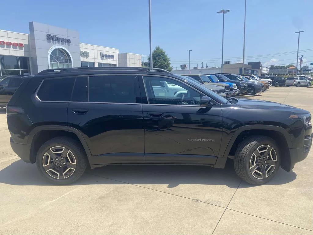 New 2026 Diamond Black Crystal Pearl-Coat Exterior Paint Jeep Limited image 6