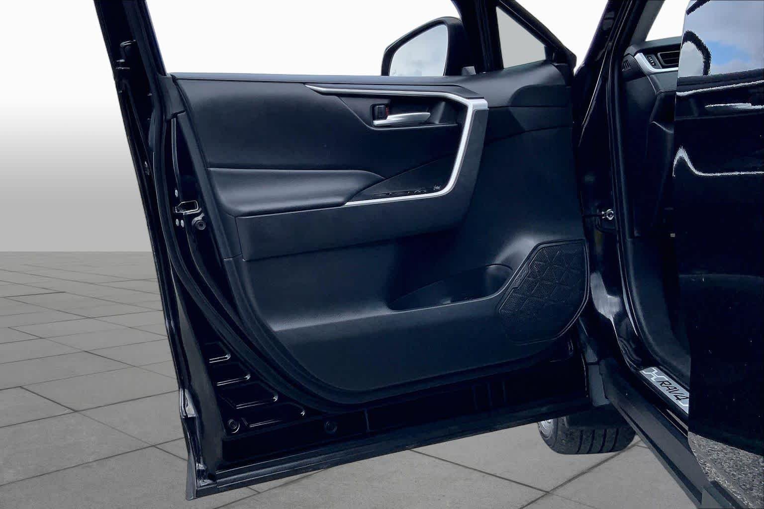 Used 2023 Midnight Black Metallic Toyota XLE Premium image 21