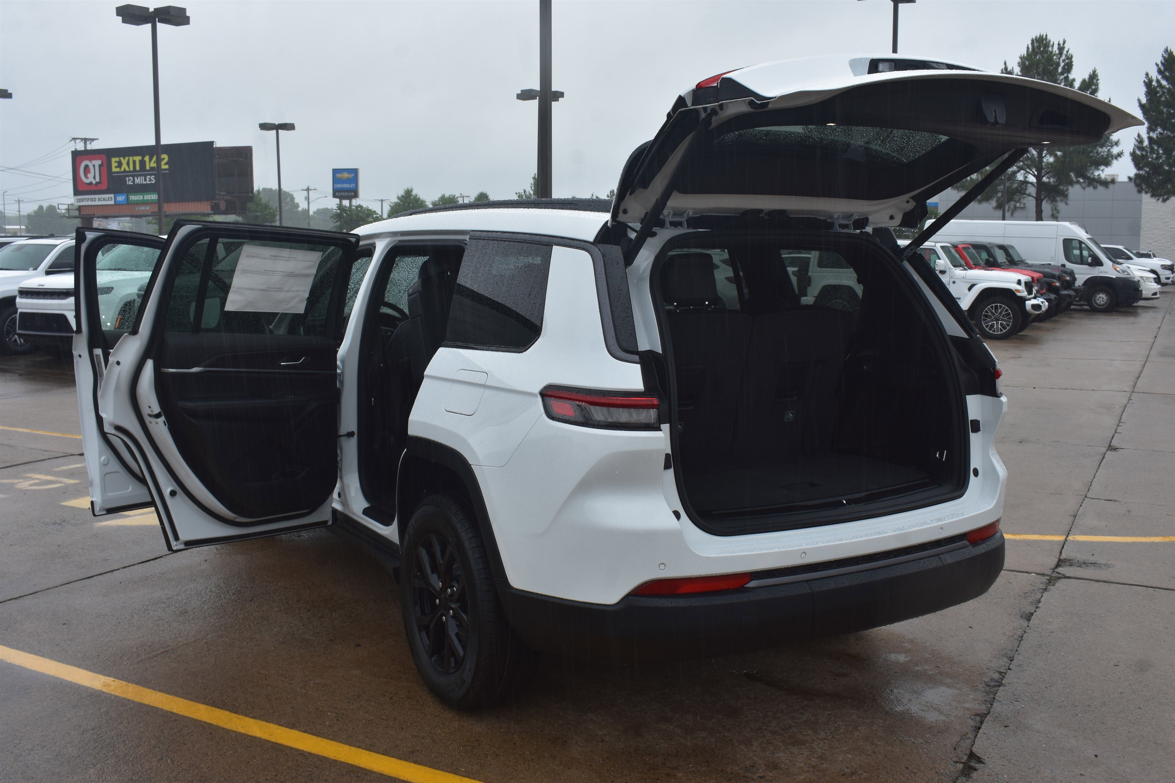 New 2026 Bright White Clear-Coat Exterior Paint Jeep Laredo Altitude image 14