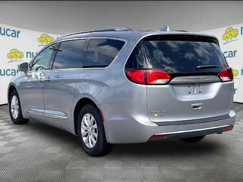 Used 2019 Billet Silver Metallic Clearcoat Chrysler Touring L image 4
