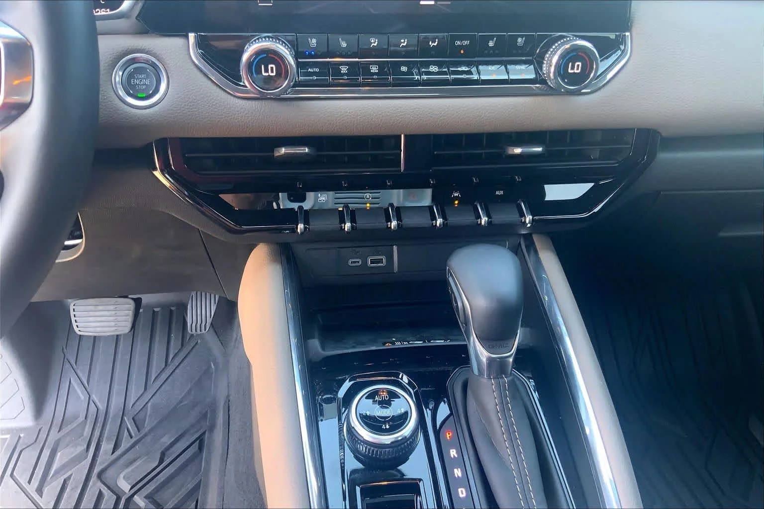 Used 2025 Glacier Metallic GMC Denali image 34