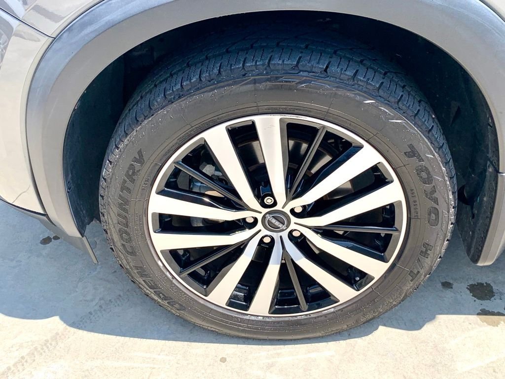 Used 2023 Gray Nissan Platinum image 9