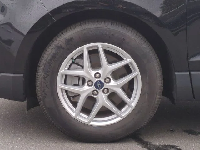 Used 2022 Black Ford SEL image 17