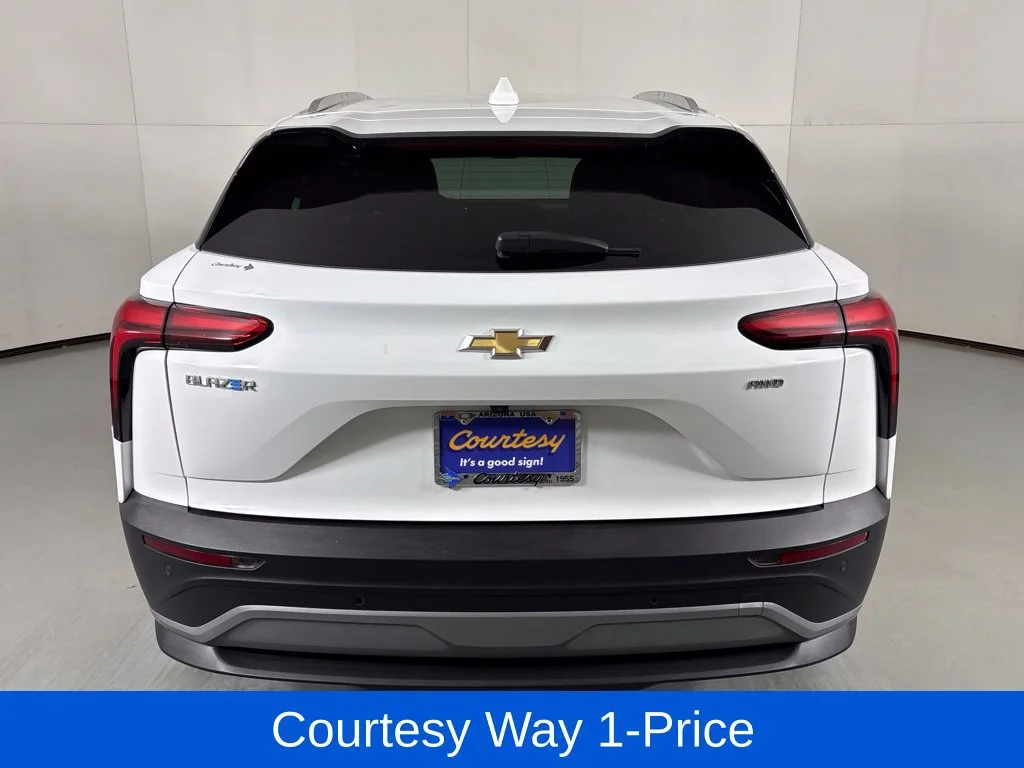 Used 2024 Summit White Chevrolet LT image 9