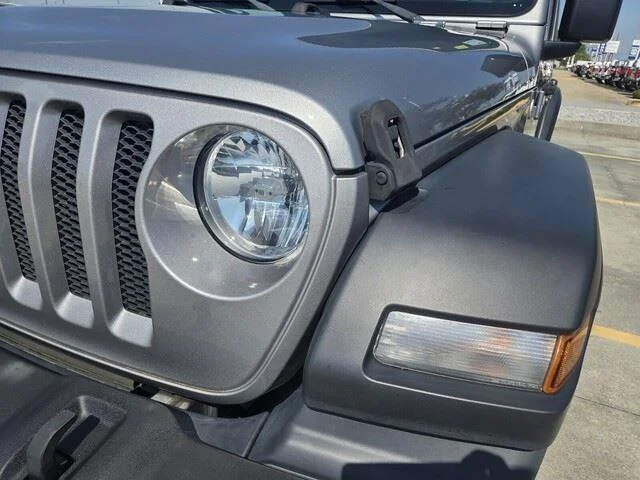 Used 2020 Billet Silver Metallic Clearcoat Jeep Sport S image 10