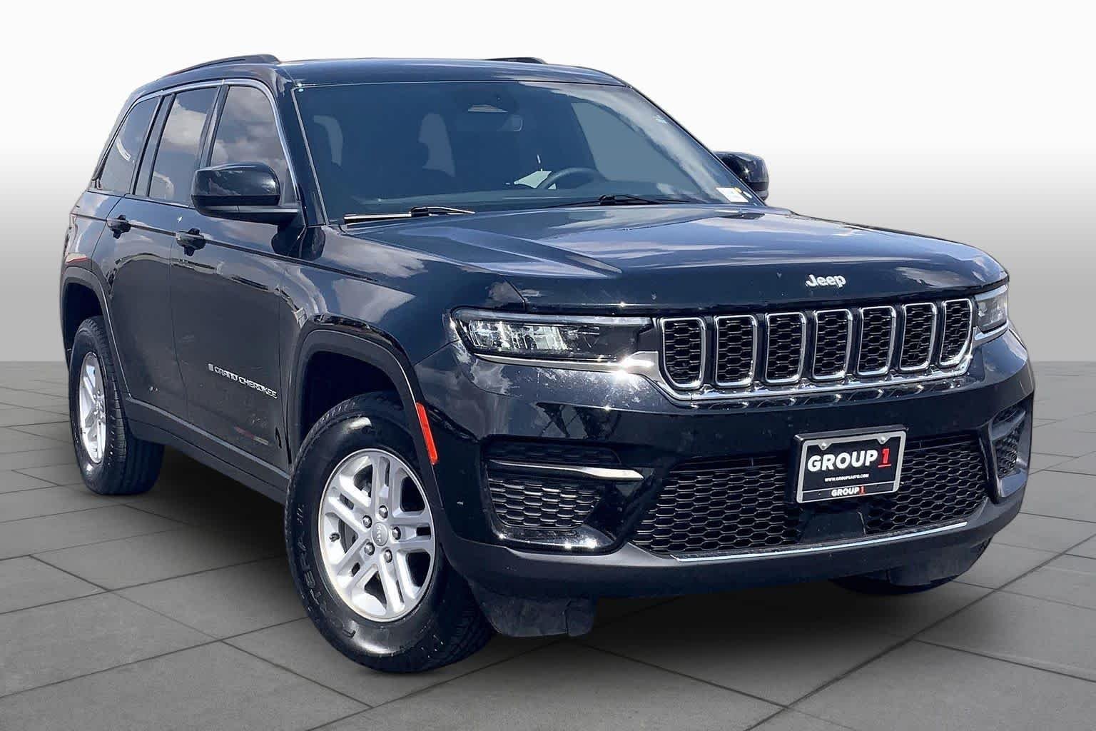 Used 2024 Diamond Black Crystal Pearlcoat Jeep Laredo image 3