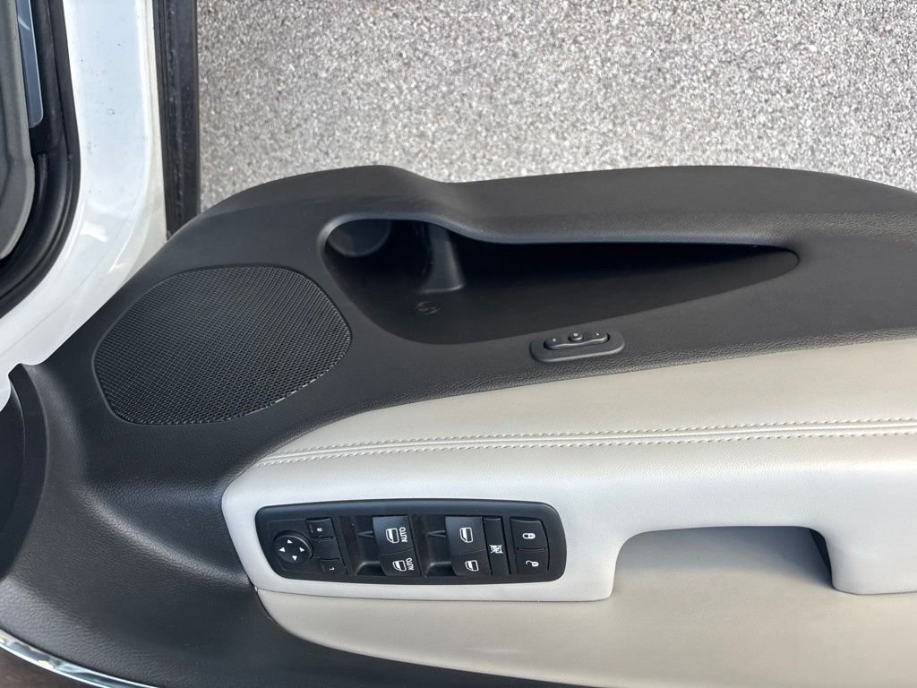 Used 2018 White Jeep Limited image 25