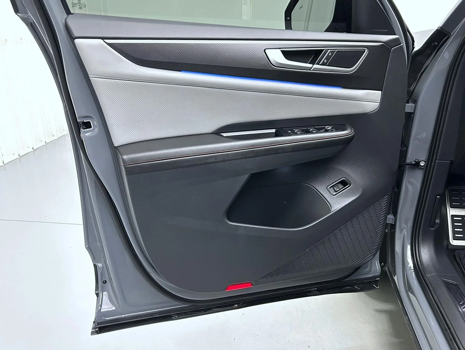 Used 2025 Gray Volkswagen 2.0T Peak Edition image 9
