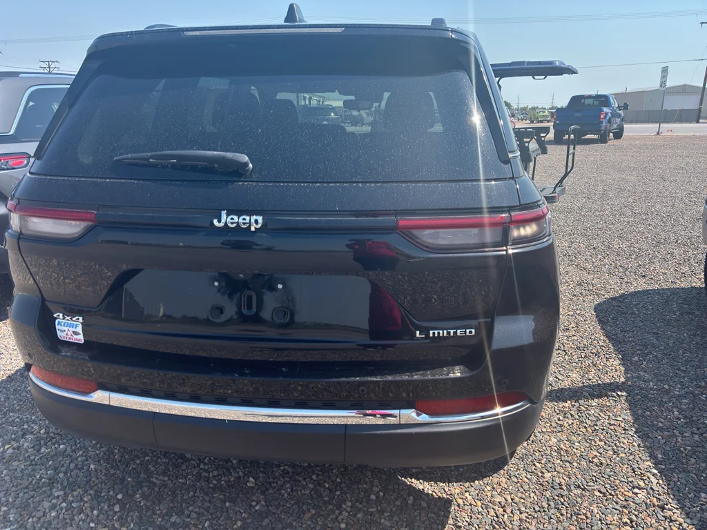 Used 2023 Diamond Black Crystal Pearl Jeep Limited image 8
