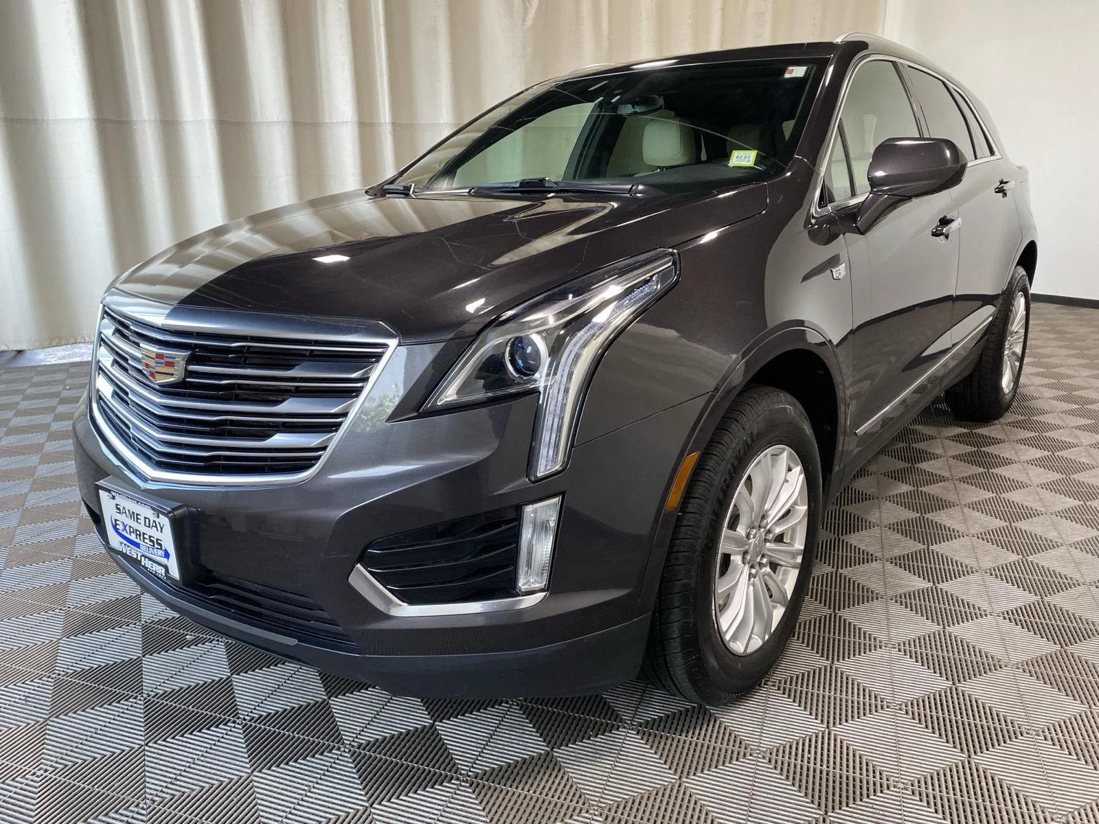 Used 2018 Dark Granite Metallic Cadillac FWD image 3