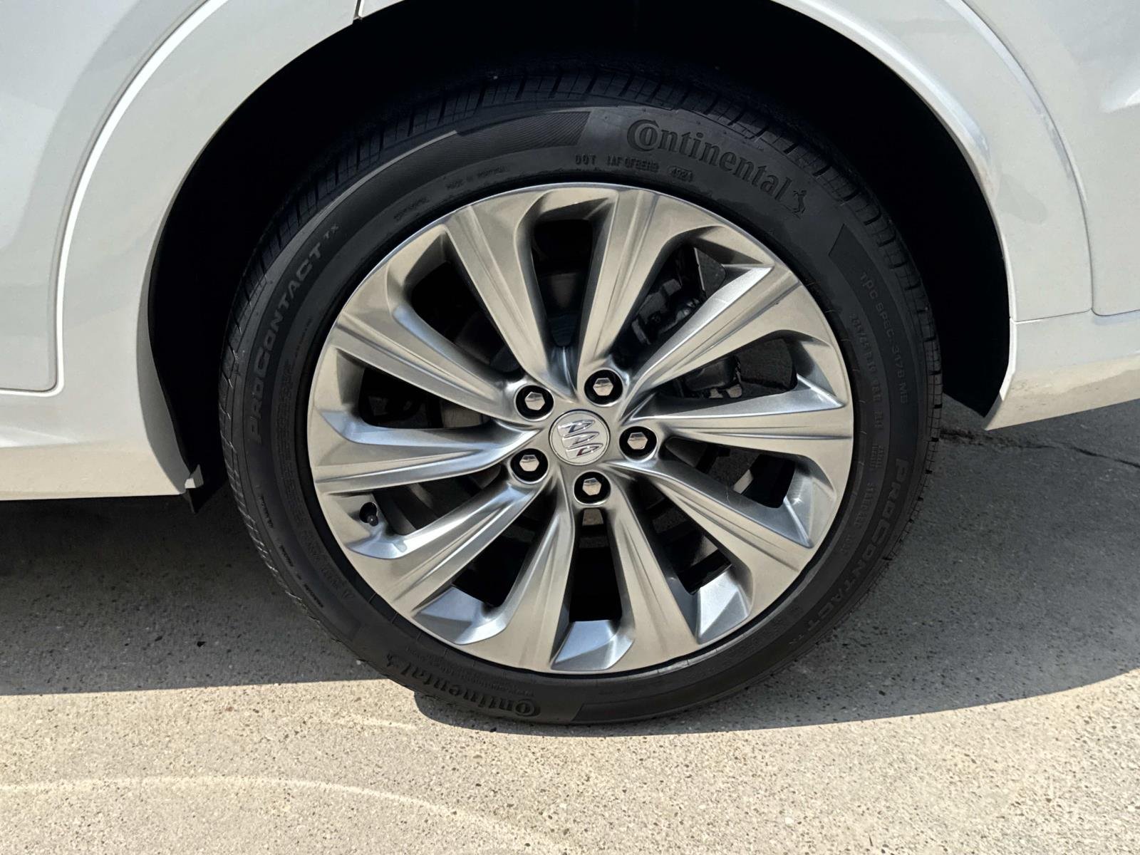 Used 2025 White Frost Tricoat Buick Avenir image 4