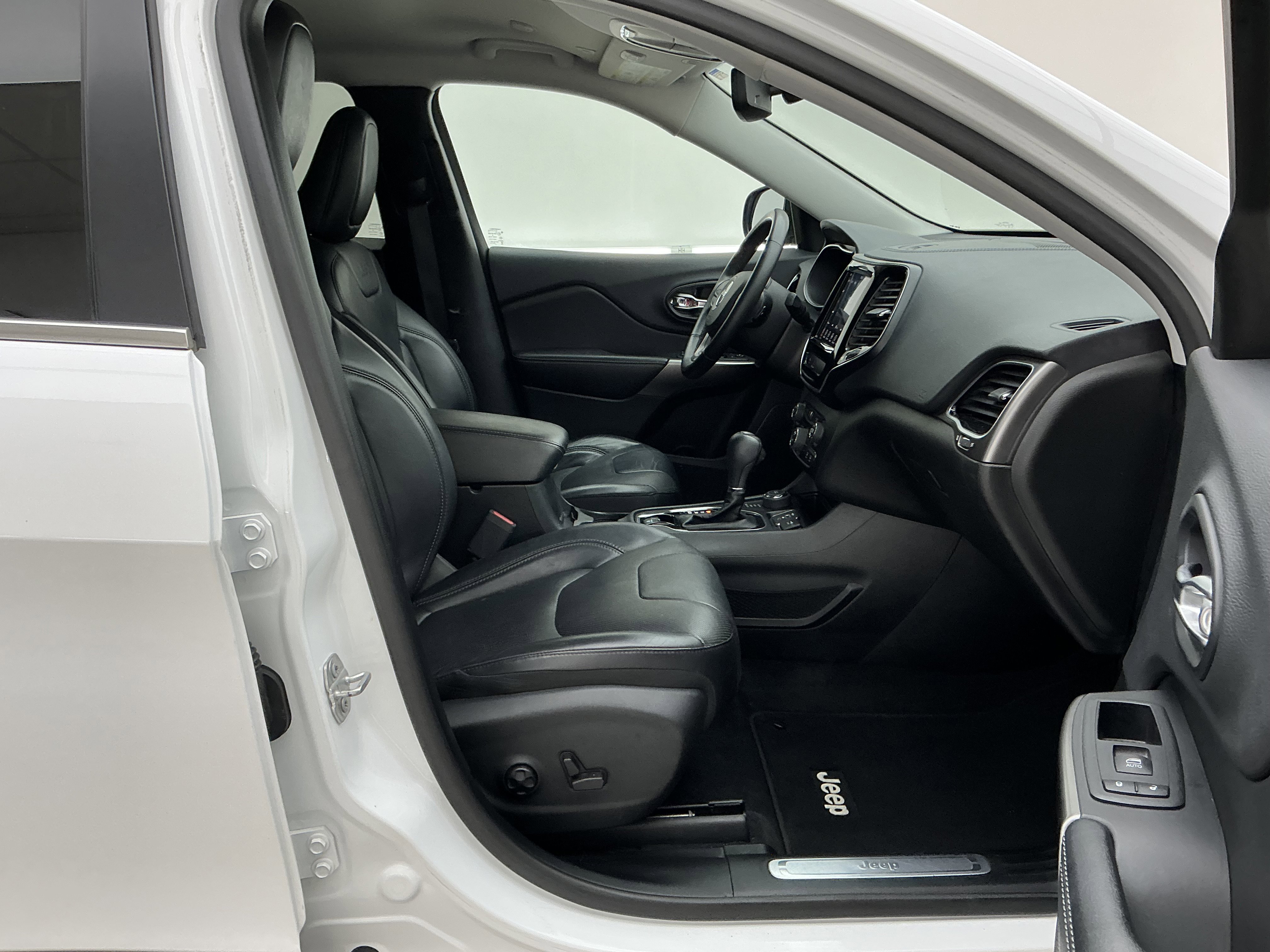 Used 2019 Bright White Clearcoat Jeep Limited image 25