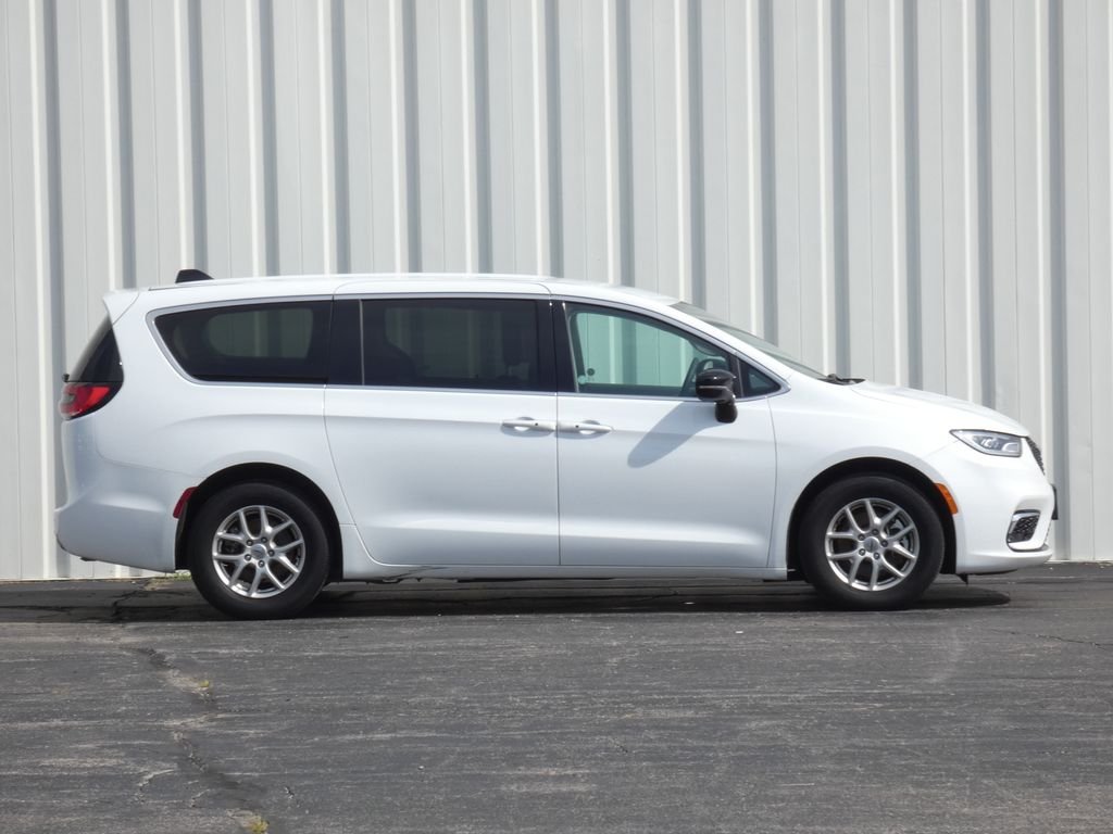 Used 2024 Chrysler Pacifica Touring L with VIN 2C4RC1BGXRR131700 for sale in Kansas City