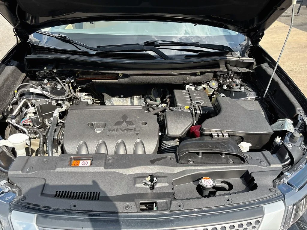 Used 2019 Labrador Black Metallic Mitsubishi SEL image 30