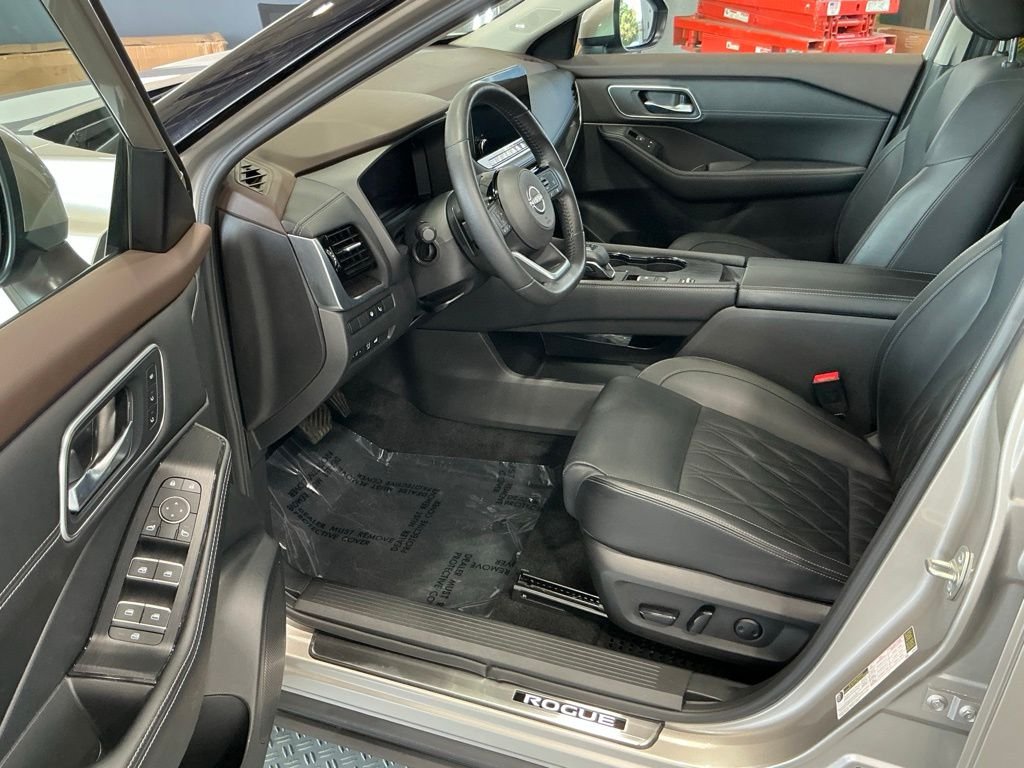 Used 2023 Gold Nissan Platinum image 8
