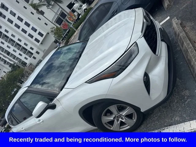 2023 Toyota Highlander LE FWD's photo