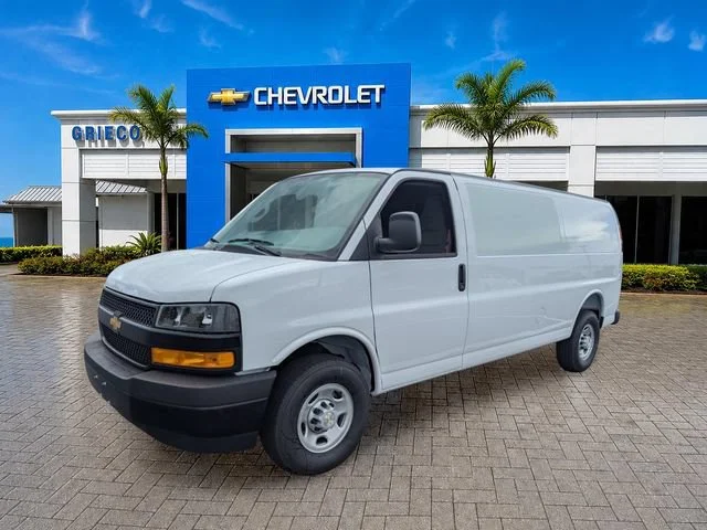 New 2026 Summit White Chevrolet WT image 3