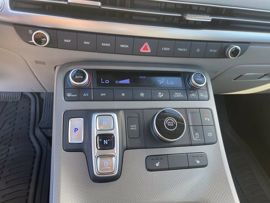 Used 2025 Hyper White Hyundai SEL image 17