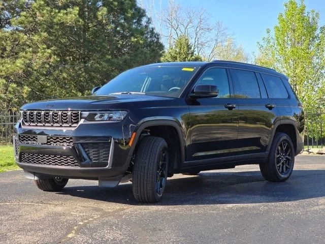 New 2026 Diamond Black Crystal Pearlcoat Jeep Altitude image 25