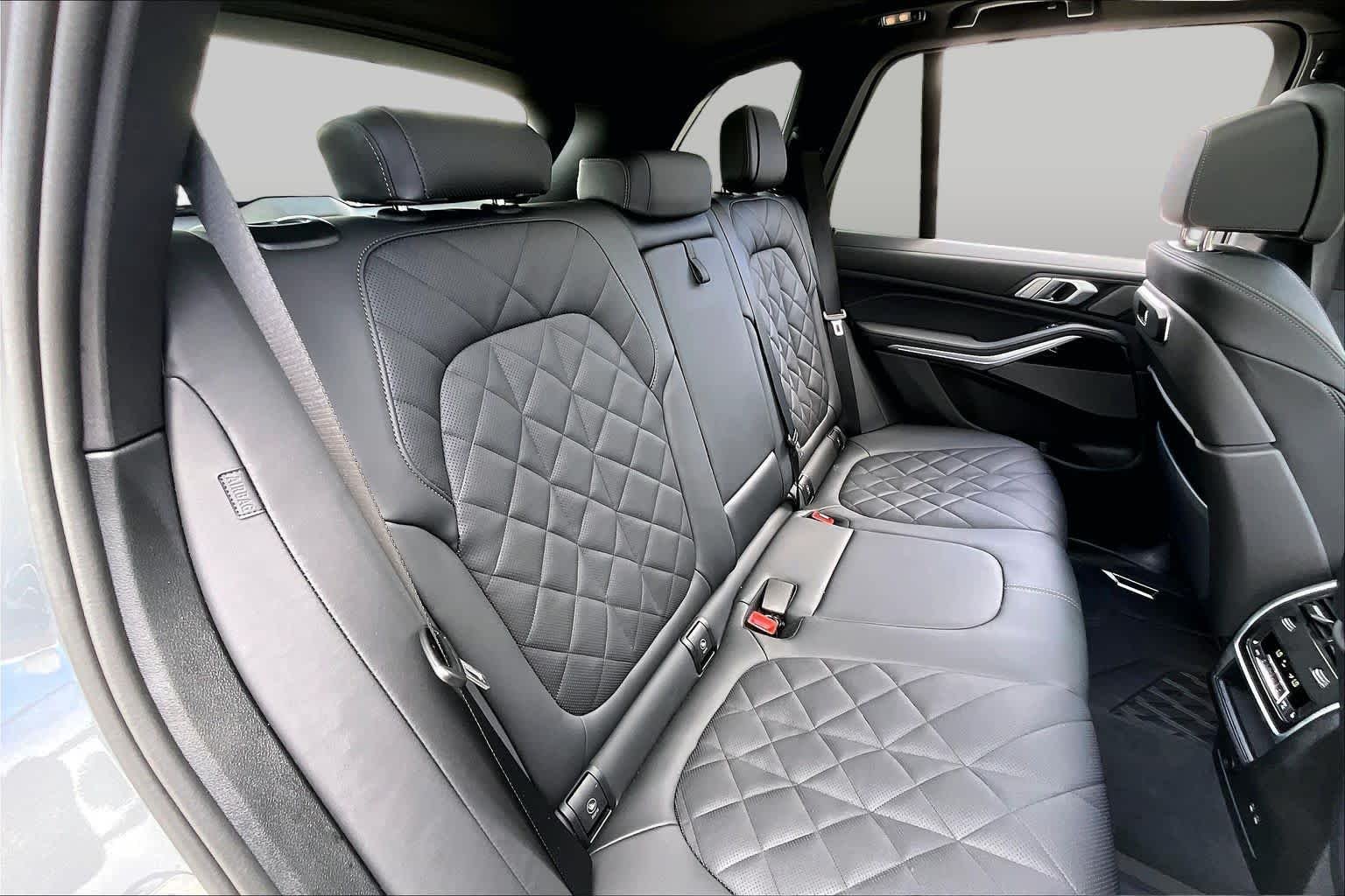 Used 2026 Skyscraper Grey Metallic BMW xDrive40i image 19