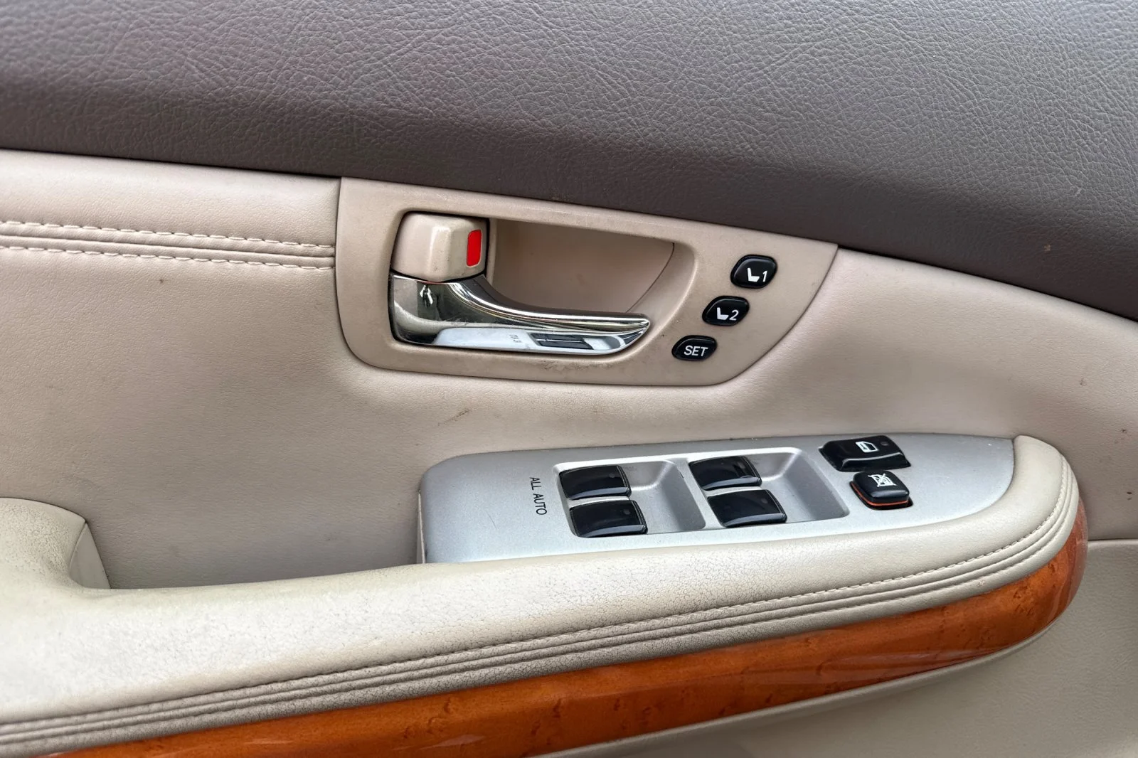 Used 2004  Lexus  image 9