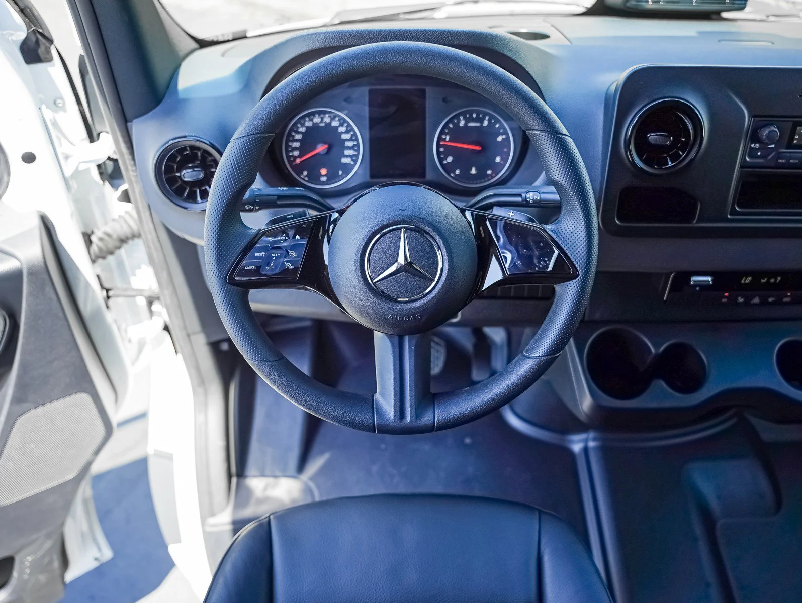 New 2025 Arctic White Mercedes-Benz  image 17