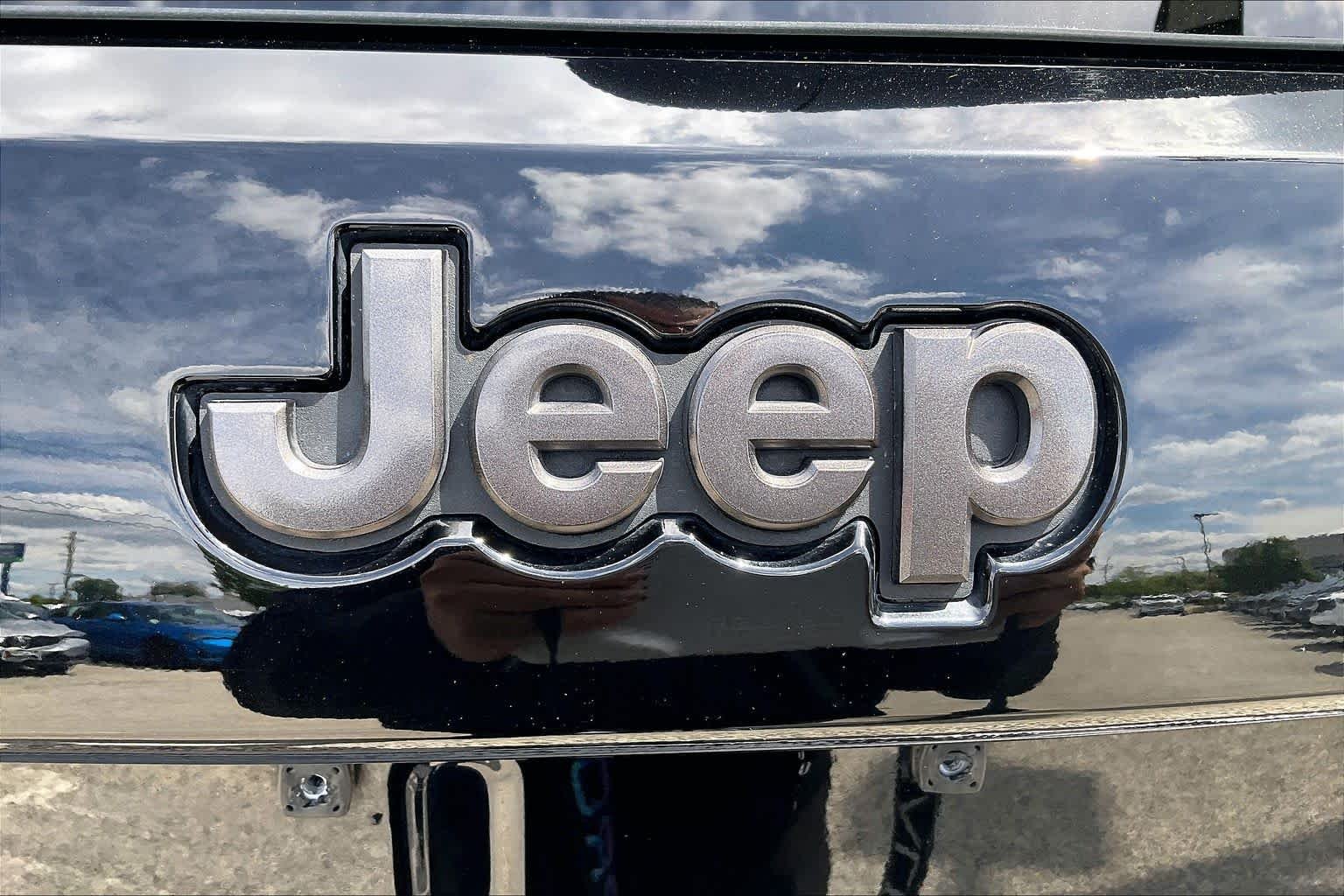 Used 2020 Diamond Black Crystal Pearlcoat Jeep High Altitude image 32
